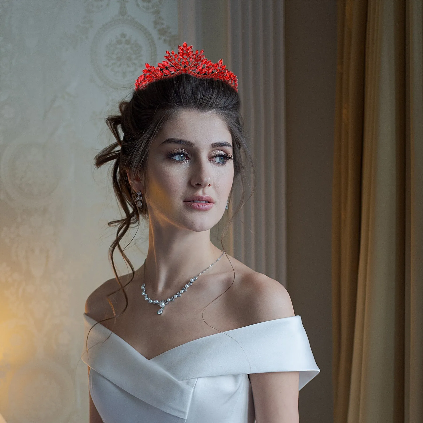 Bridal Tiara Sparkling with Swarovski Crystals: The Symbol of Elegance at Weddings
